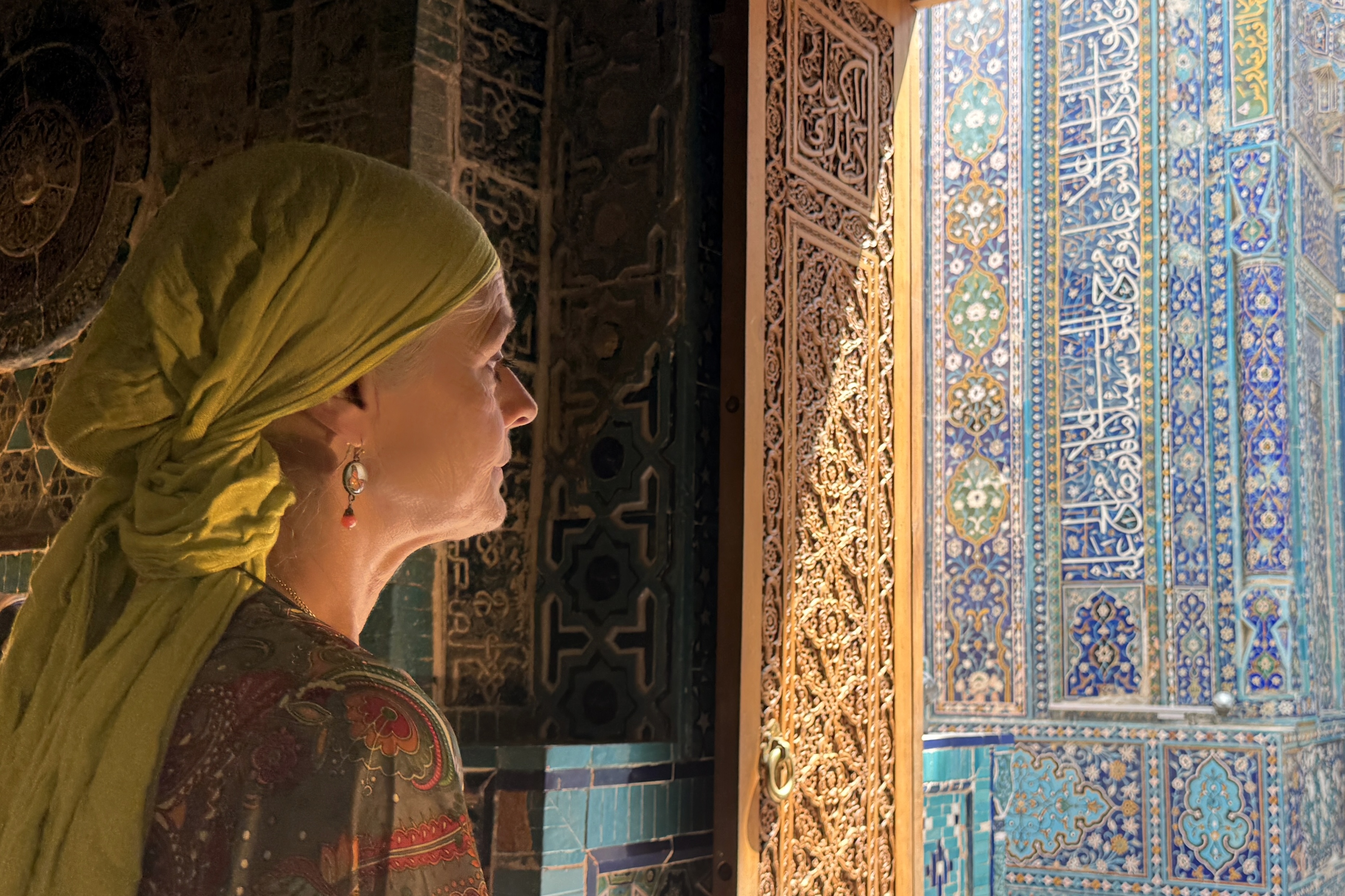 Isabelle devant les mosaïques de Samarcande